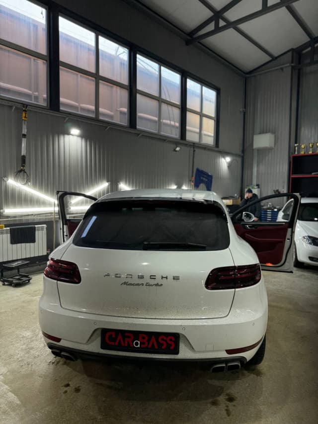 PORSCHE MACAN TURBO